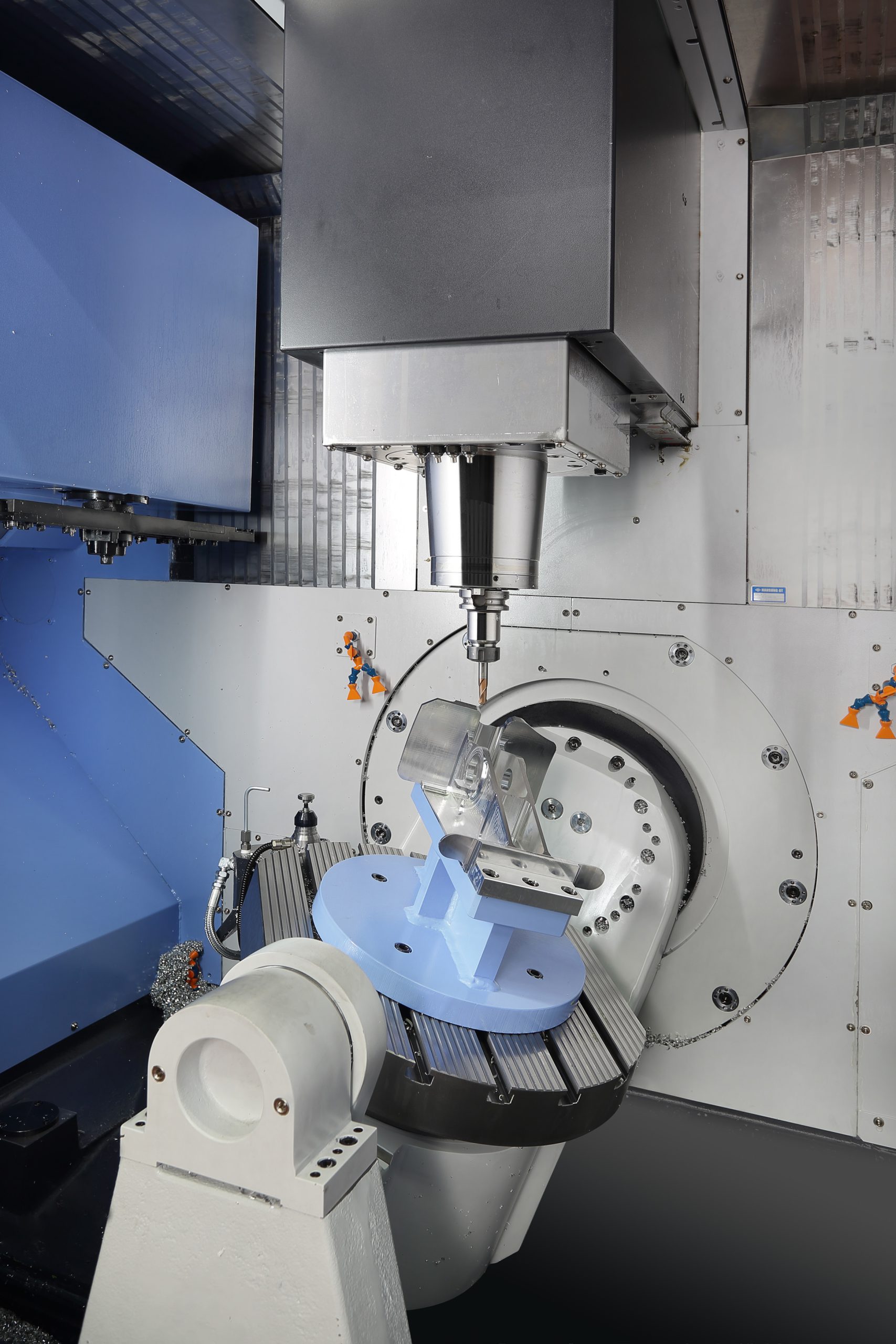 DVF 5000 interior — trunnion table and spindle